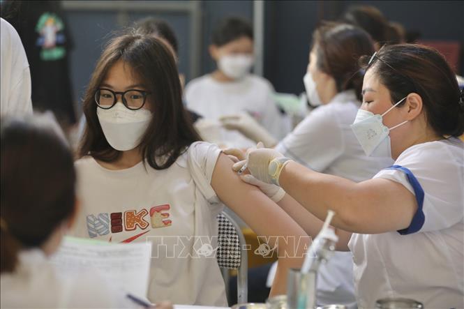 Nhân viên y tế quận Đống Đa (Hà Nội) tiêm vaccine cho học sinh trường THCS Bế Văn Đàn. Ảnh: Minh Quyết/TTXVN
