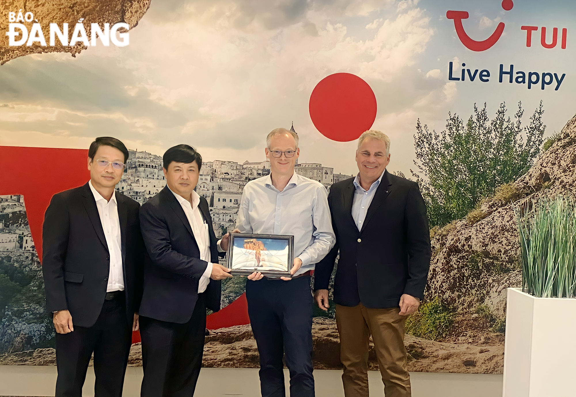  Da Nang Party Committee Deputy Secretary Luong Nguyen Minh Triet (second, left) presenting a souvenir to leaders of the TUI Group. Photo: PV