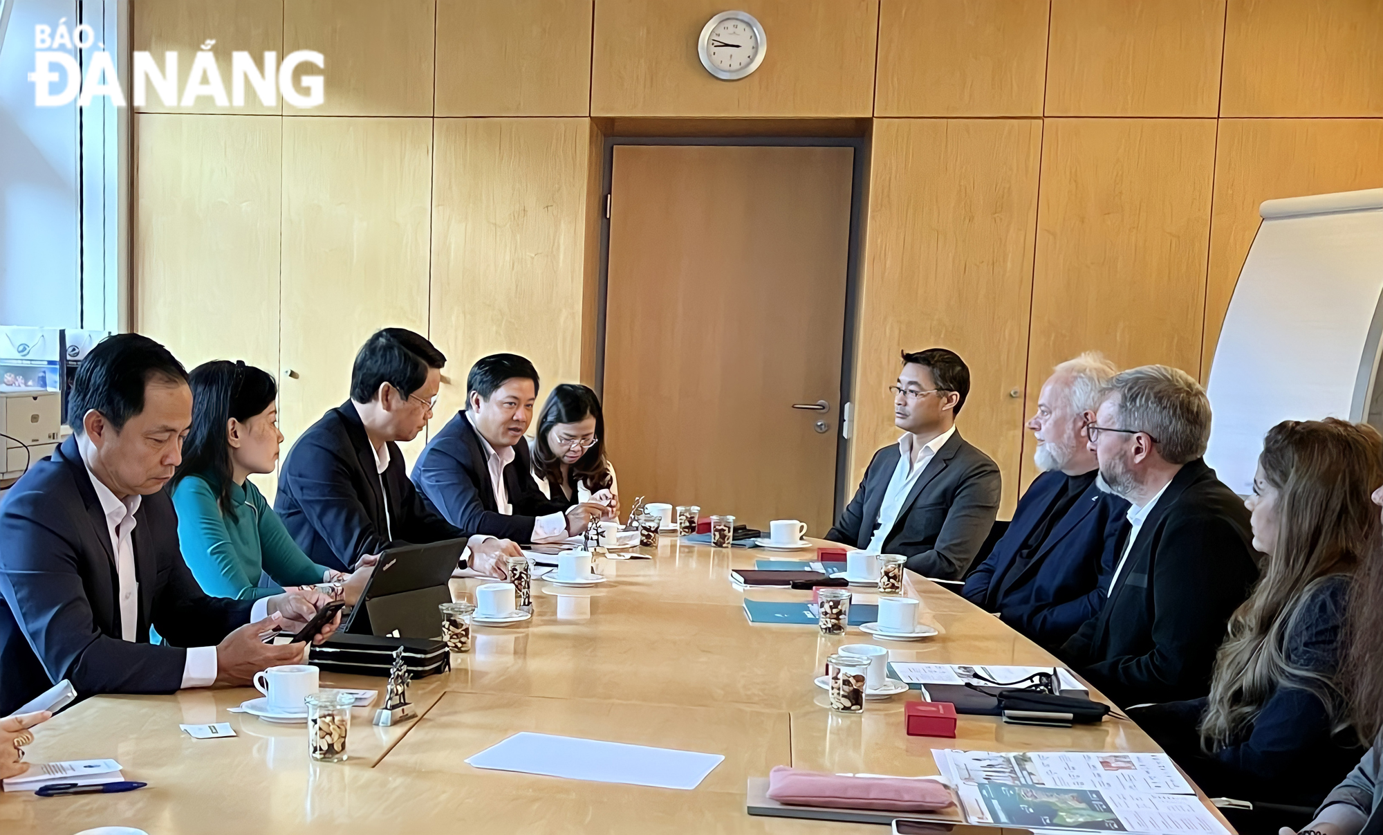 The Da Nang delegation working with the leaders of the Jacobs University Bremen