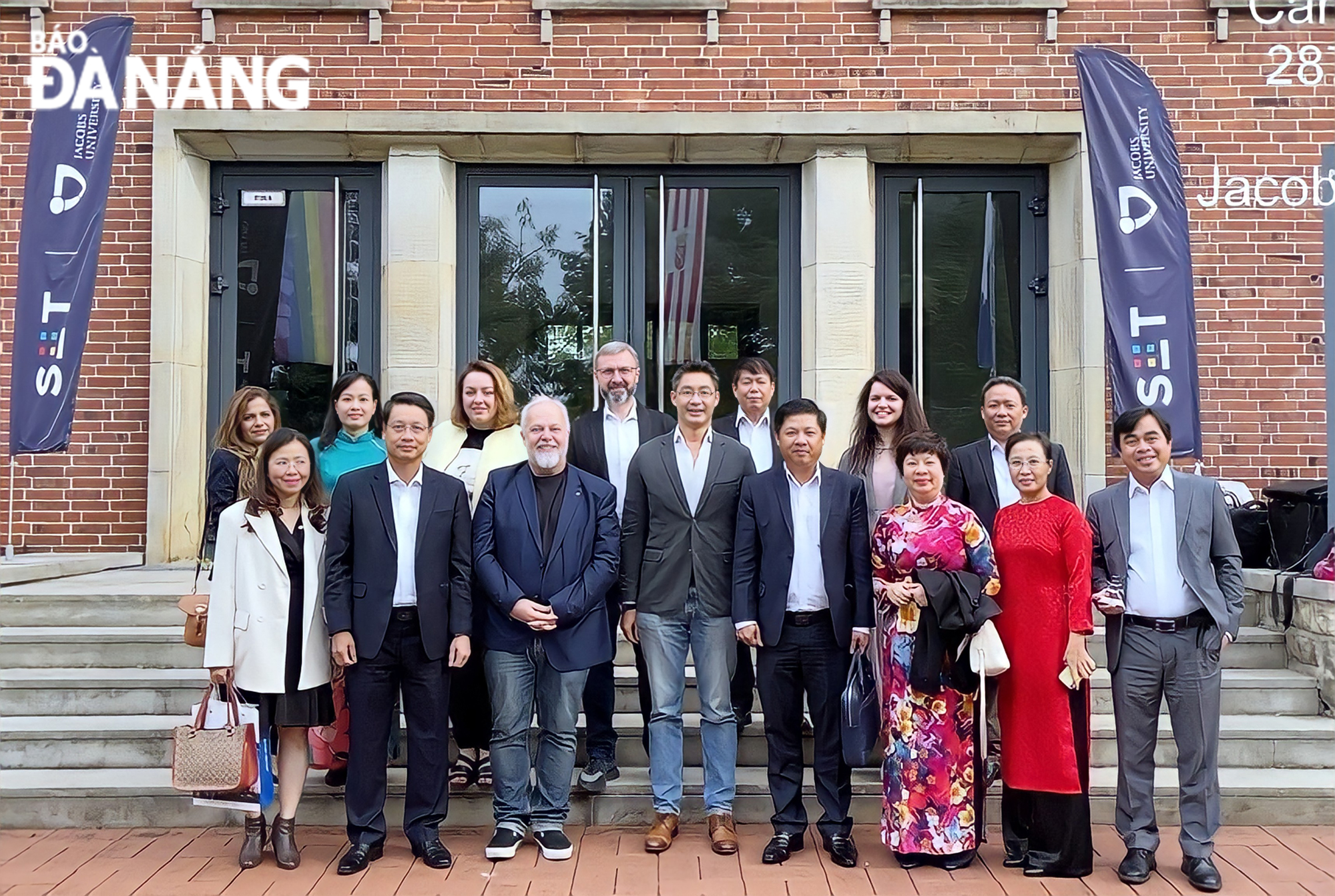 The Da Nang delegation taking a souvenir photo with the leaders of the Jacobs University Bremen (JUB). Photo: PV