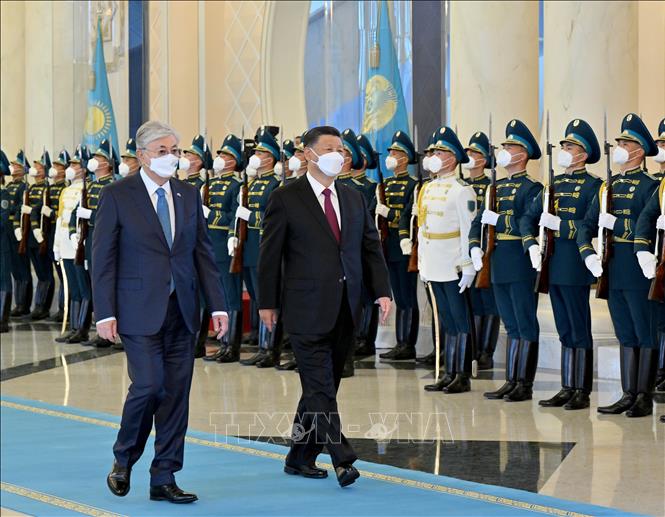 Tổng thống Kazakhstan Kassym-Jomart Tokayev (trái) và Chủ tịch Trung Quốc Tập Cận Bình (giữa) tại lễ đón ở Nursultan, ngày 14-9-2022. Ảnh: THX/TTXVN