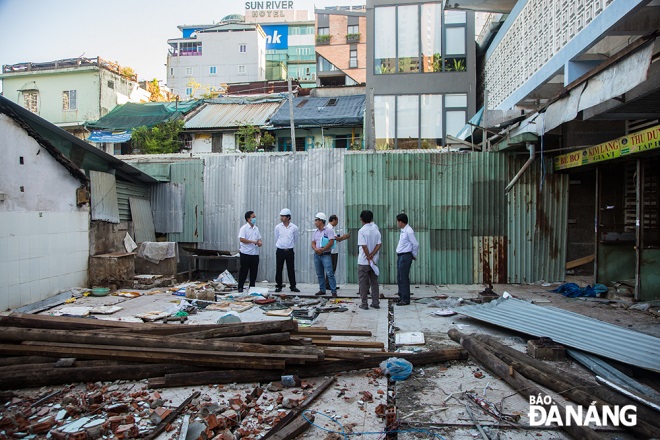 After the building of new office for ​​the Han Market Management Board is completed, the area for ​​fruit and vegetable stalls will be continued to embellished.