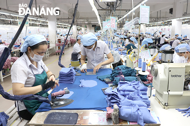 The Da Nang government has offered incentives to attract investments and drive the city’s economic development. IN THE PHOTO: Workers at the March 29 Textile-Garment JSC. Photo: KHANH HOA