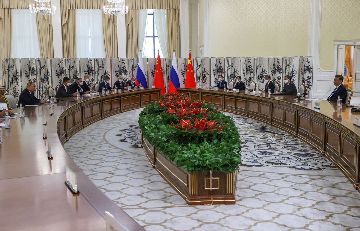 Tổng thống Nga Vladimir Putin (bìa trái) và Chủ tịch Trung Quốc Tập Cận Bình (bìa phải) gặp nhau tại thành phố Samarkand (Uzbekistan) ngày 15-9 bên lề hội nghị thượng đỉnh CSO.  Ảnh: Reuters