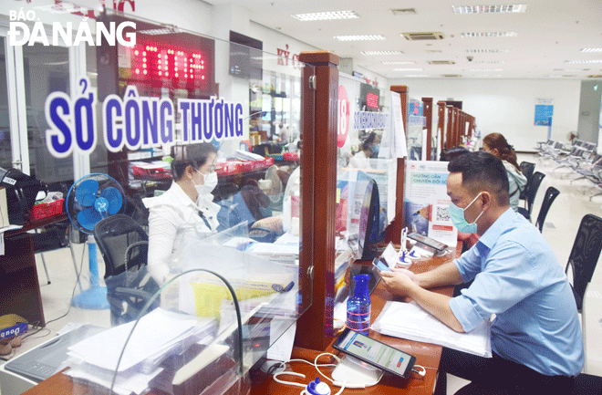 The city is accelerating digital transformation among local residents. IN PHOTOS: People who come to transact at the 'One-stop-shop' department of the Da Nang Administrative Centre can use tablets to look up information to better serve the needs of administrative procedures. Photo: P.V