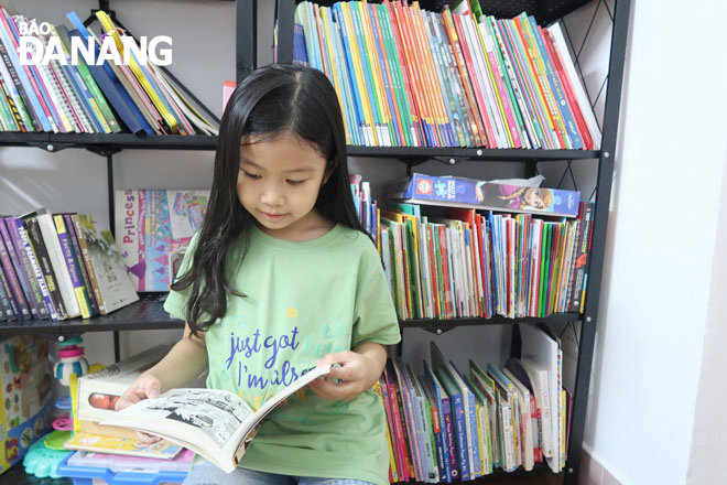 Phòng đọc sách của ông Trịnh Đình Thắng (phường An Khê, quận Thanh Khê) trở thành nơi lui tới của trẻ em tại khối phố Tân Hòa. Ảnh: H.L