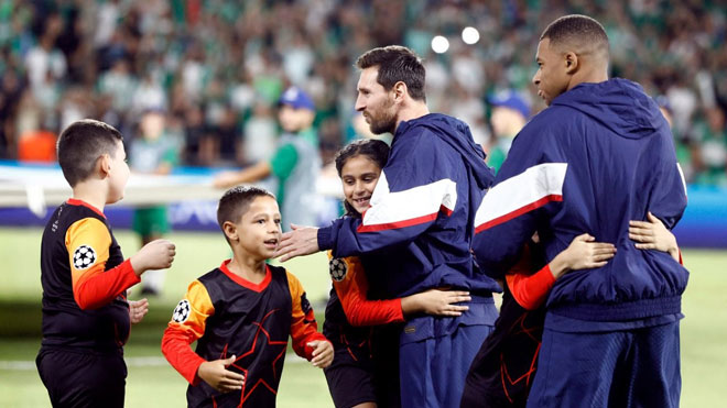 Các trẻ em chạy ùa về phía thần tượng Messi và Mbappe với tiếng reo vui hồn nhiên. Ảnh: GiveMeSport