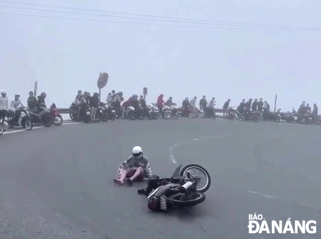 The functional force proposed installing cameras to monitor traffic safety violations along roads on the Hai Van Pass. A young man is seen driving a high-speed motorbike cause an accident at Km 905+300 on the Hai Van Pass route. Photo: NGOC QUOC