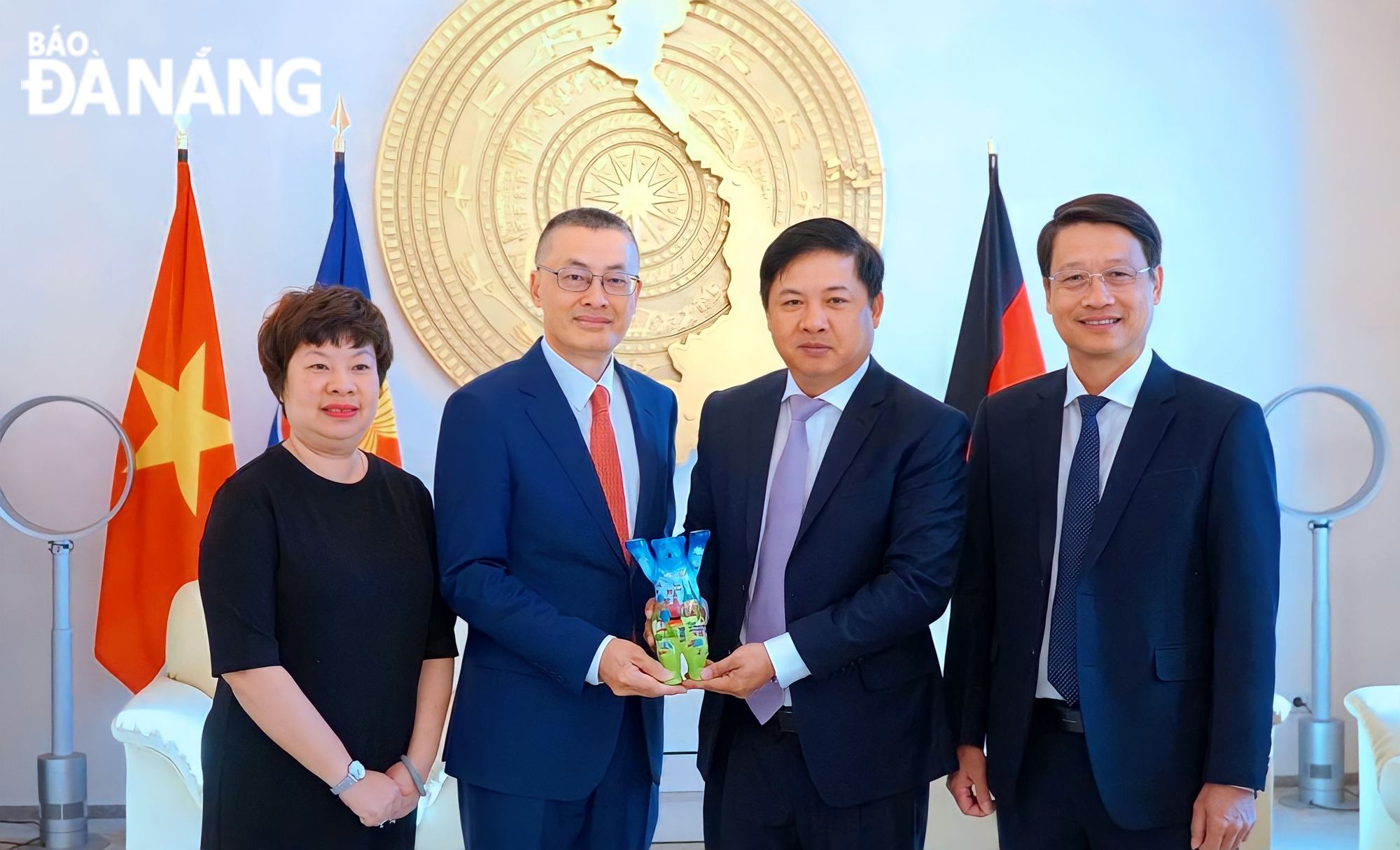 Deputy Minister of Foreign Affairs cum Vietnamese Ambassador to Germany Vu Quang Minh presenting a souvenirs to the Da Nang delegation. Photo: PV