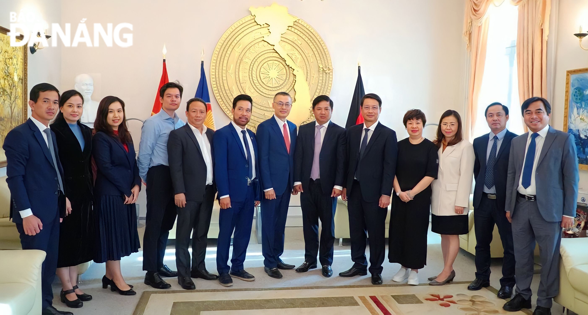 The delegation of Da Nang leaders taking a souvenir photo with overseas Vietnamese businesspeople in Berlin, Germany. Photo: PV