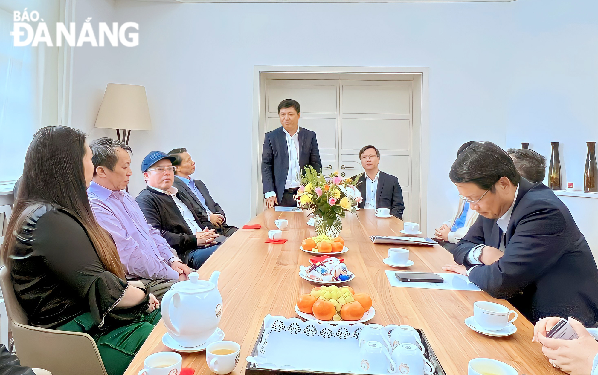 Da Nang Party Committee Deputy Secretary Luong Nguyen Minh Triet speaking at a meeting with OV businesspeople and expatriates in Frankfurt, Germany. Photo: PV