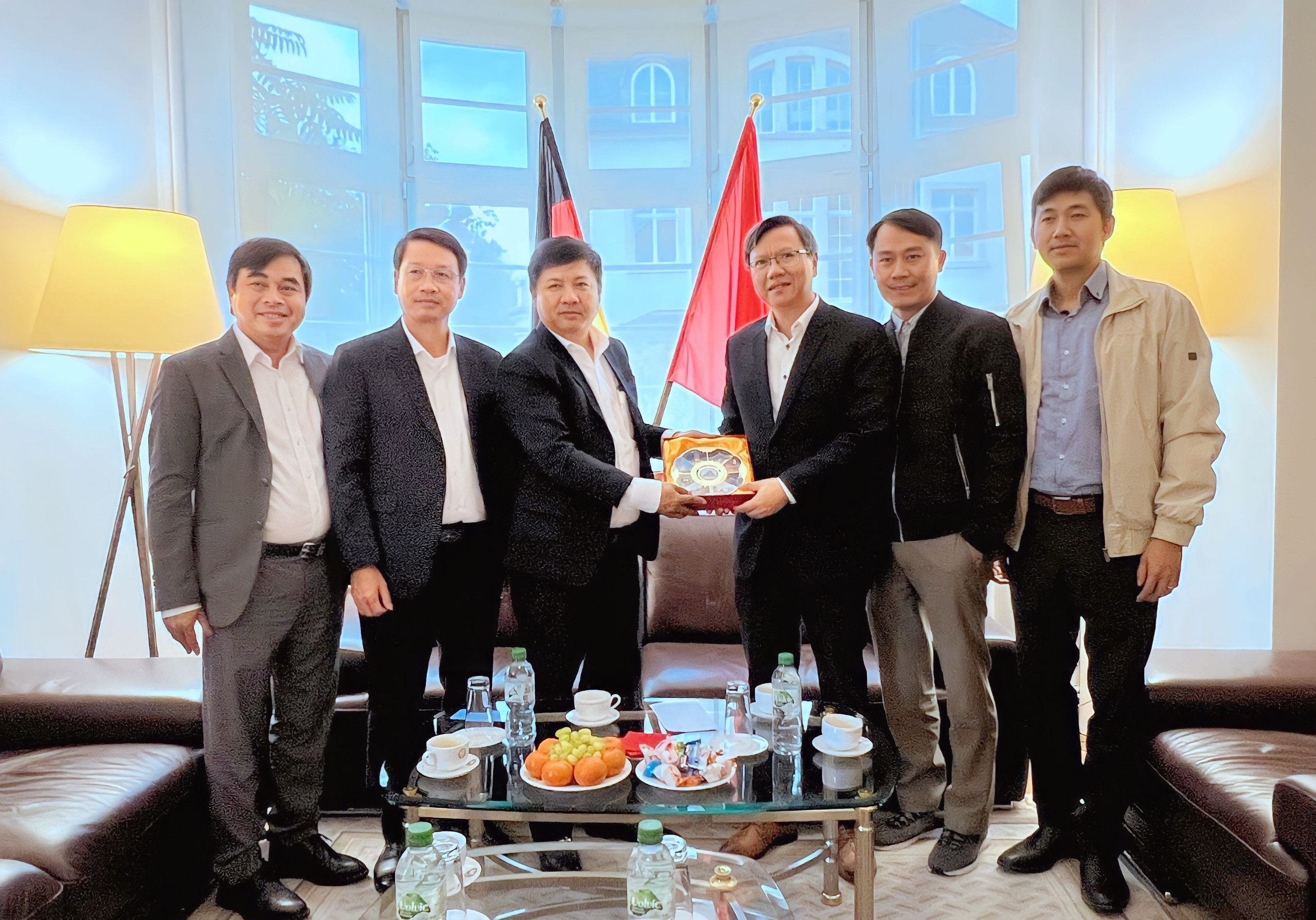 The Da Nang delegation presenting a souvenir to the Consul General of Viet Nam in Frankfurt Le Van Long. Photo: PV