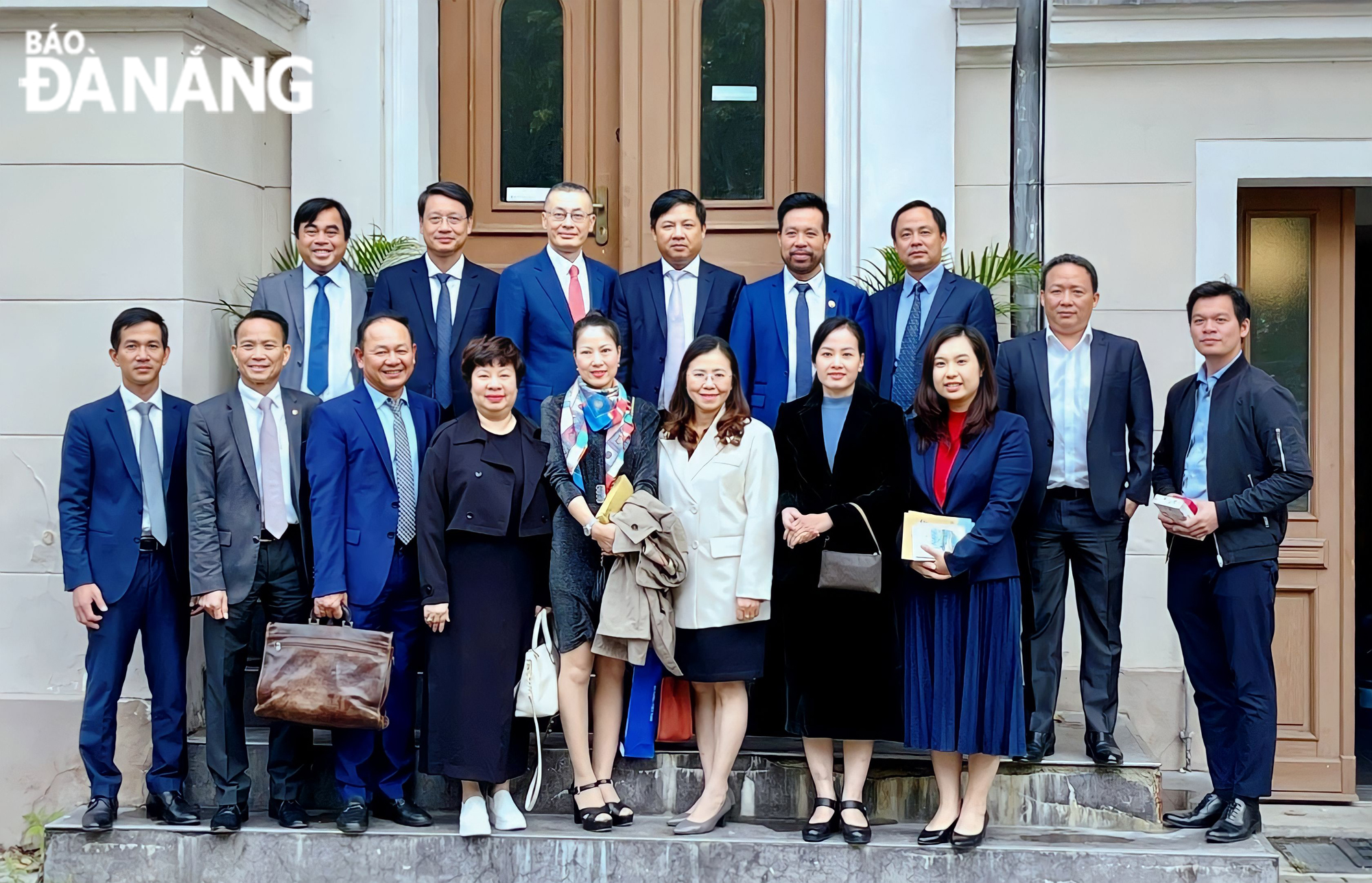 The Da Nang delegation taking a souvenir photo with overseas Vietnamese entrepreneurs in Berlin, Germany. Photo: PV