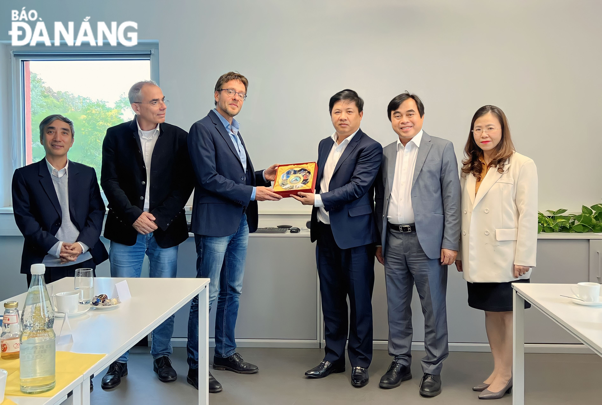  Deputy Secretary Luong Nguyen Minh Triet presenting a souvenir to leaders of the KF Holding Group, Germany. Photo: PV