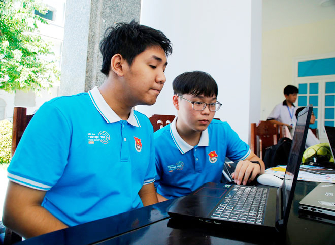 Đinh Thành Nhật và Trần Đình Phước thử nghiệm dùng laptop không cần dùng tay bằng phần mềm. (Ảnh do nhân vật cung cấp)