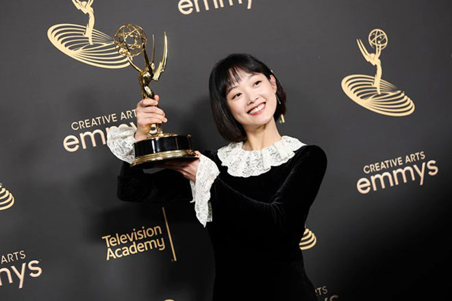 Nữ diễn viên Lee Yoo Mi nhận giải thưởng Emmy tại lễ trao giải Nghệ thuật sáng tạo của Emmy lần thứ 74. Ảnh: Deadline