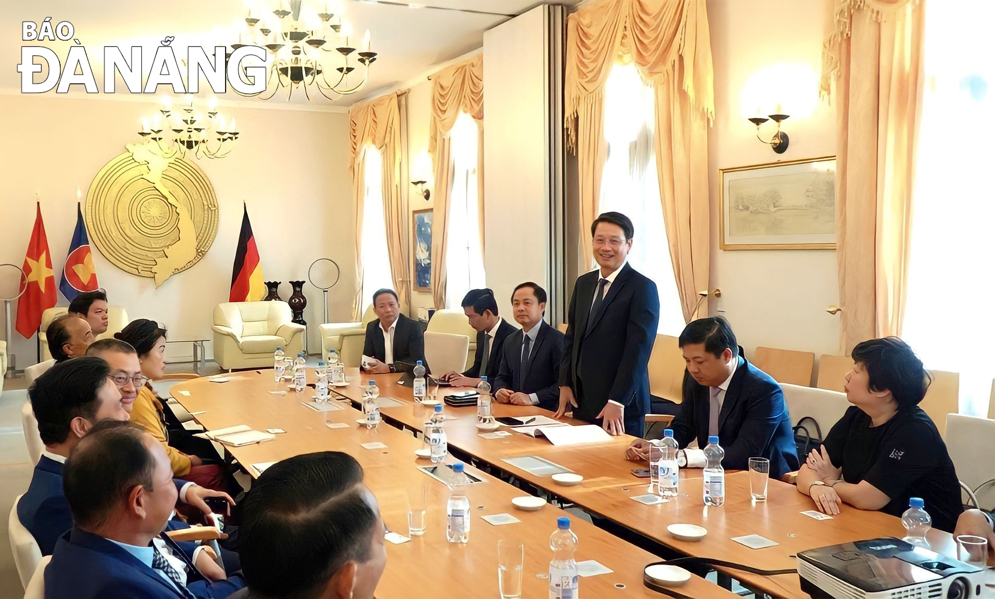  Chủ tịch Ủy ban MTTQ Việt Nam thành phố Ngô Xuân Thắng phát biểu tại buổi gặp mặt các doanh nhân, kiều bào tại Berlin, Đức. Ảnh: PV