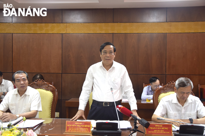 VAE Chairman Nguyen Thanh Binh addressing the working session with Da Nang leaders. Photo: TRONG HUY