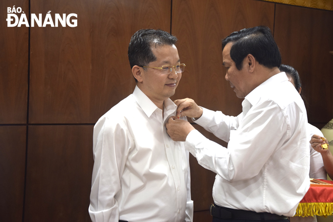 VAE Chairman Nguyen Thanh Binh awarding the campaign medal 