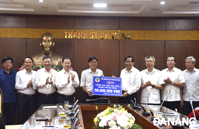 The VAE delegation presenting a symbolic board of VND 50million to outstanding members of the Da Nang Association of the Elderly. Photo: TRONG HUY