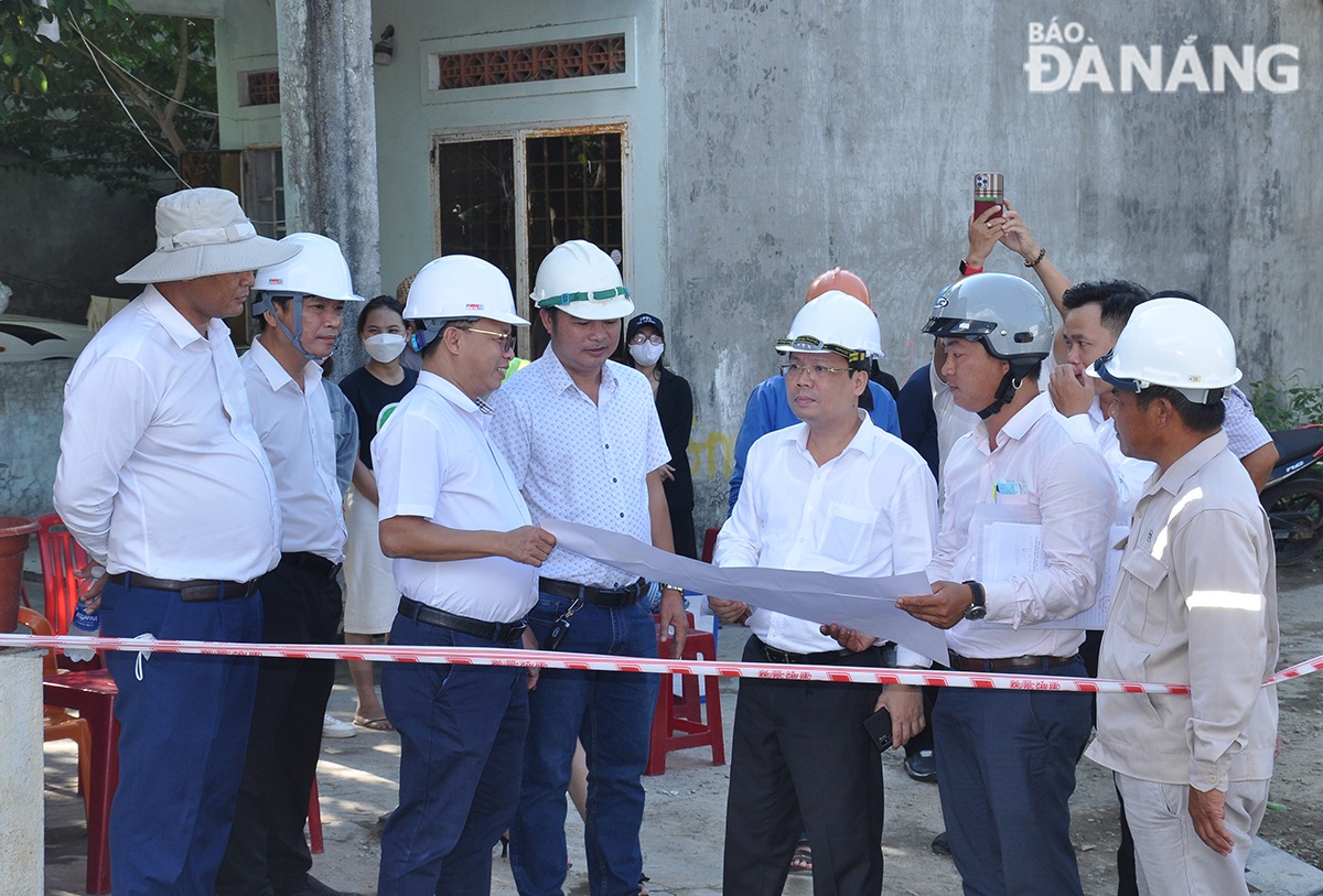 Secretary of Thanh Khe District Party Committee Le Tung Lam making a field inspection to the construction site of the Khe Can sewer line project. Photo: THANH LAN