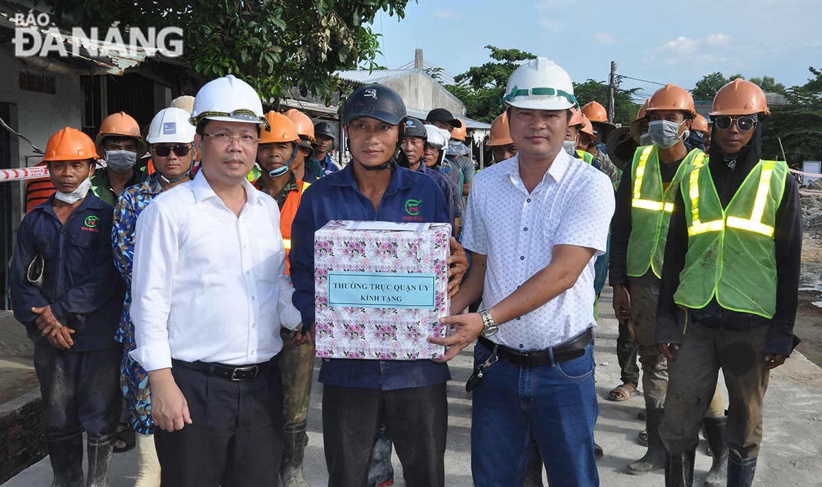 Secretary of Thanh Khe District Party Committee Le Tung Lam (left) presenting a gift to the construction unit. Photo: THANH LAN