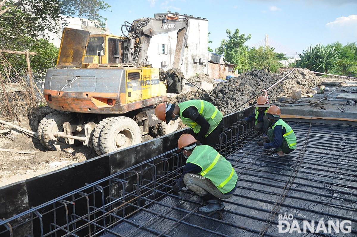 Workers are divided into 5 shifts to work through the night. Photo: THANH LAN