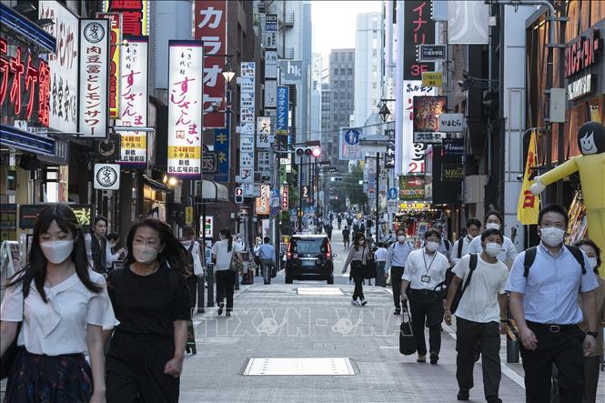 Người dân di chuyển trên một đường phố ở Tokyo, Nhật Bản, ngày 5-9. Ảnh: TTXVN