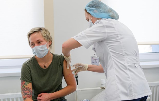Nhân viên y tế tiêm vắc-xin ngừa Covid-19 cho người dân tại Moskva, Nga. (Ảnh: TTXVN)