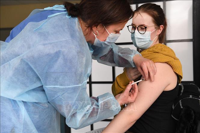 Nhân viên y tế tiêm vắc-xin Covid-19 cho người dân tại Brest, miền Tây Pháp. Ảnh: TTXVN