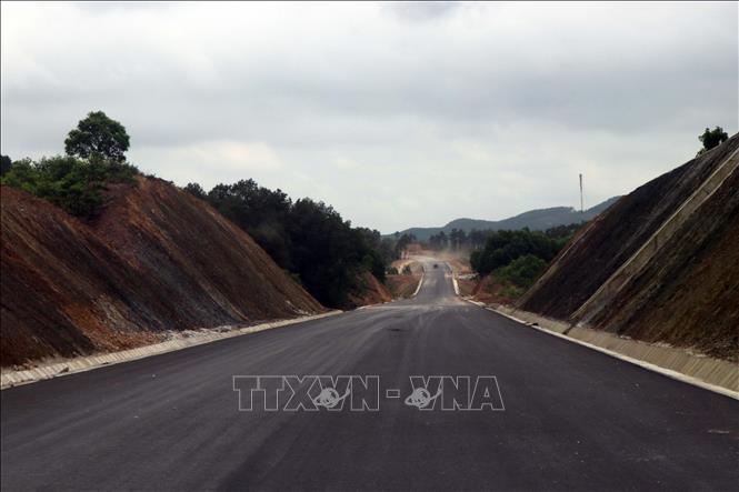 Nhiều đoạn tuyến trên cao tốc Cam Lộ - La Sơn đã hoàn thành thảm bê tông nhựa. Ảnh: Đỗ Trưởng/TTXVN