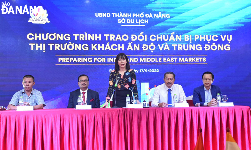 Director of the Da Nang Department of Tourism Truong Thi Hong Hanh (middle) informing about the city's preparations to serve the Indian and Middle Eastern tourist markets. Photo: THU HA.