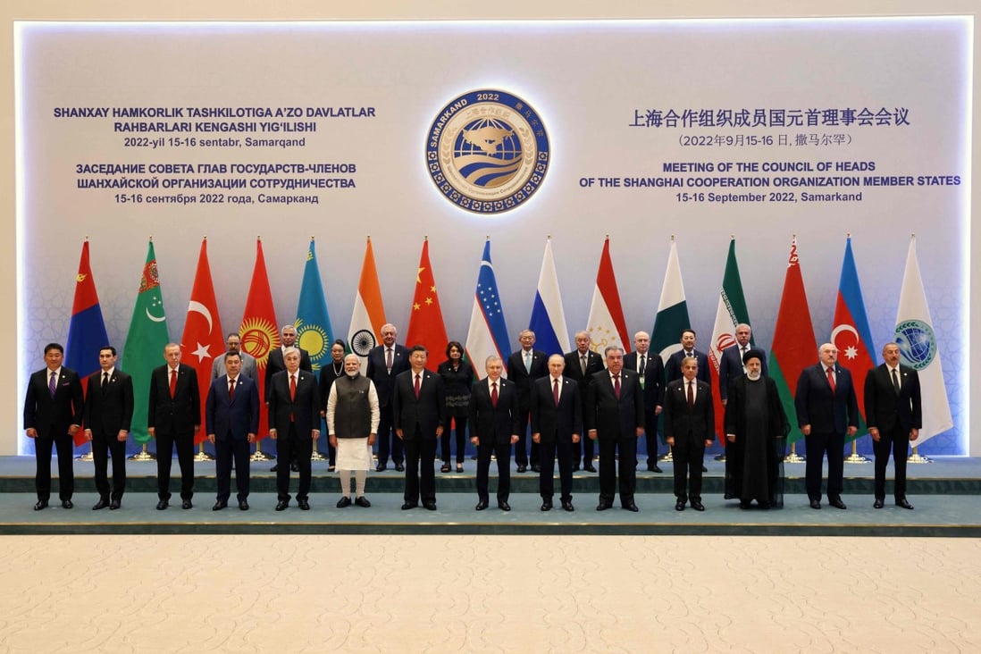 Chủ tịch Tập Cận Bình và Tổng thống Nga Vladimir Putin cùng các nhà lãnh đạo khu vực khác tại Hội nghị thượng đỉnh SCO ở Samarkand. Ảnh: AFP