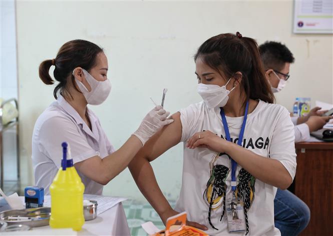 Cán bộ y tế Trung tâm Y tế các khu công nghiệp tỉnh Bắc Giang tiêm vaccine phòng COVID-19 cho người lao động. Ảnh: Danh Lam/TTXVN.