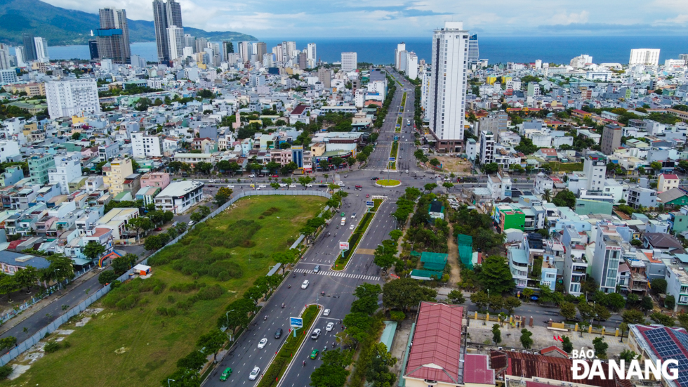 After 5 years of implementing the conclusion issued by the Standing Committee of the Da Nang Party Committee on developing Son Tra District into a modern urban centre, and a tourism, service and marine economy hub. In the photo: Vo Van Kiet Street is seen from above.
