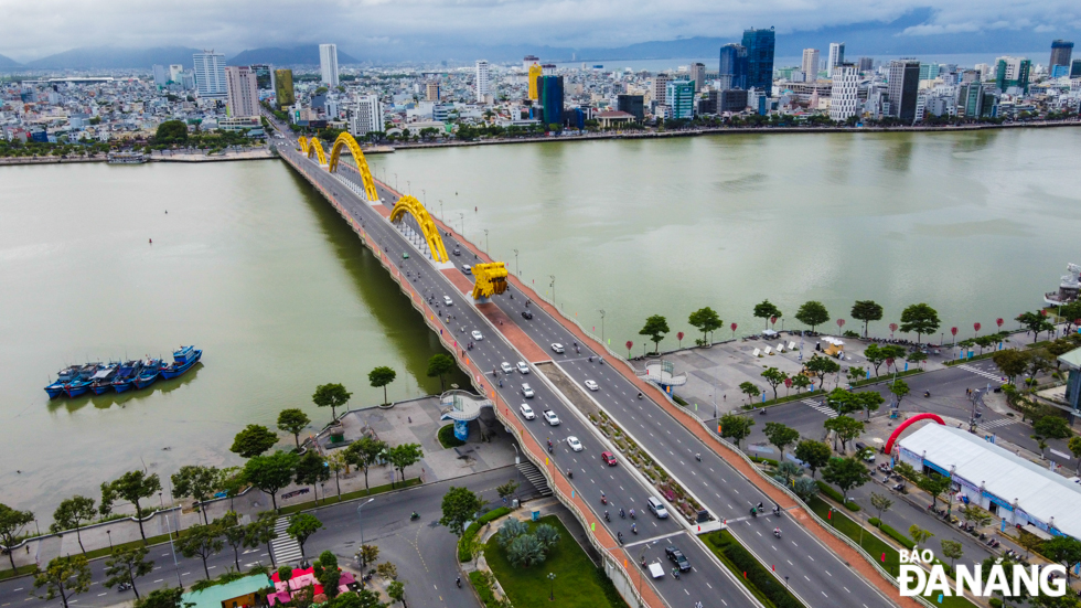 The bridges spanning the Han River contribute to changing the face of Son Tra urban area, and driving the locality's socio-economic development. In the photo: The Rong (Dragon) Bridge spanning the Han River connects the central district of Hai Chau with Son Tra District.