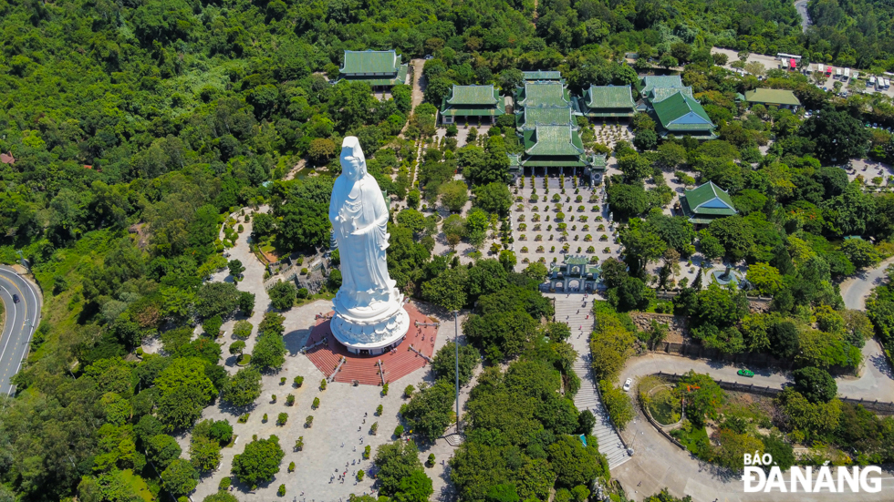 The Son Tra Peninsula, dubbed the green lung of the city, is very inviting to visitors from both home and abroad. In the photo: The Linh Ung Pagoda on the Son Tra Peninsula.