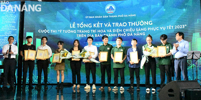 Two groups of authors receive the third prizes from the contest organisers.