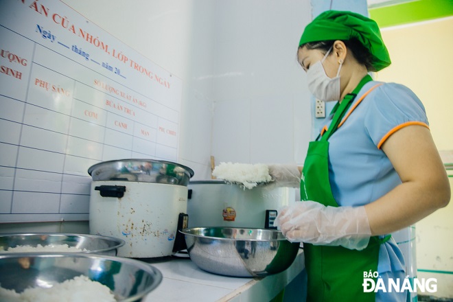 Khâu chuẩn bị thức ăn được đảm bảo chất lượng, an toàn vệ sinh cho học sinh trên địa bàn 2 xã Hoà Bắc , Hoà Phú (huyện Hoà Vang).