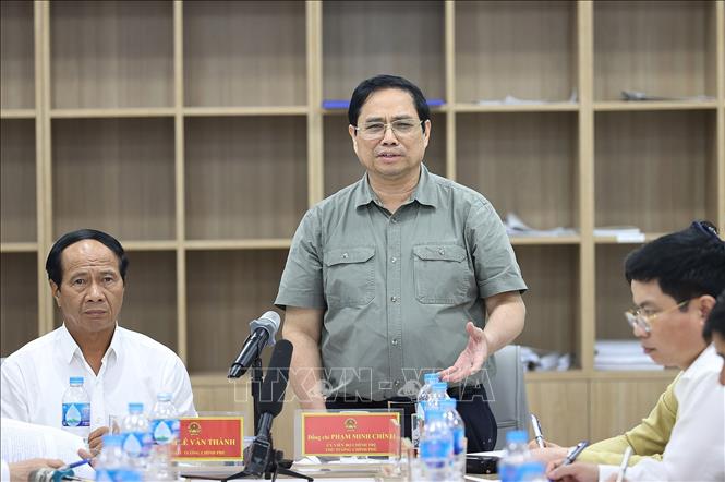 Thủ tướng Phạm Minh Chính chủ trì buổi làm việc với lãnh đạo bộ, ngành và các Bệnh viện cơ sở 2 tại Hà Nam. Ảnh: Dương Giang/TTXVN
