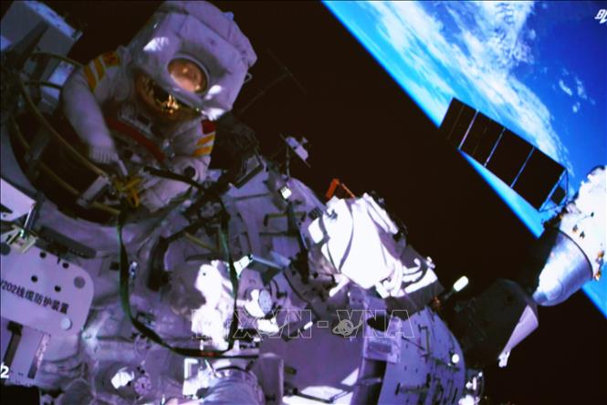 Phi hành gia Cai Xuzhe thực hiện các công việc lắp đặt trên trạm vũ trụ mới ngày 17-9-2022. Ảnh: THX/TTXVN