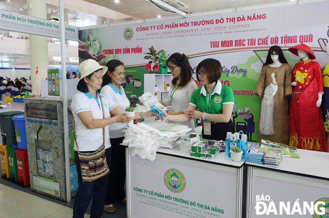 Mô hình thu, đổi rác tài nguyên và trao nhận quà tặng đang được nhân rộng nhằm thúc đẩy phân loại rác tại nguồn và giảm khối lượng rác phải chôn lấp. TRONG ẢNH: Công ty CP Môi trường đô thị Đà Nẵng thu nhận rác tái chế và trao quà tặng cho người dân, thành viên các hội đoàn thể. 	Ảnh: HOÀNG HIỆP