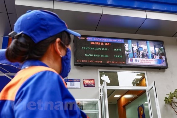 A Petrolimex gas station prepares for the listing of new petrol prices.Economist Can Van Luc said CPI is highly sensitive to fuel prices (photo: VNA)