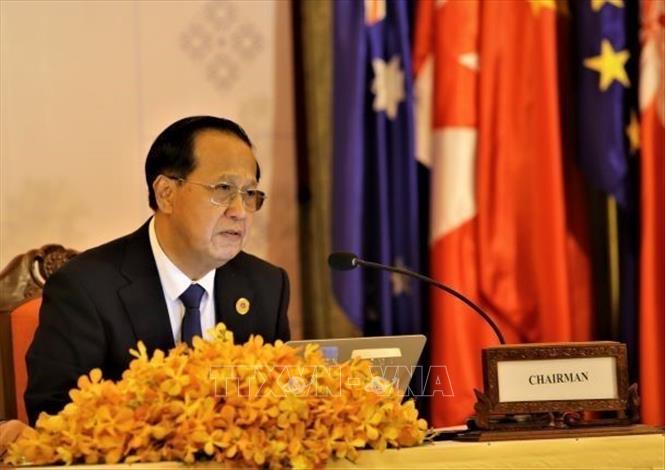 Bộ trưởng Bộ Thương mại Campuchia, Chủ tịch AEM-54 Pan Sorasak đồng chủ trì buổi họp báo. Ảnh: Huỳnh Thảo/TTXVN