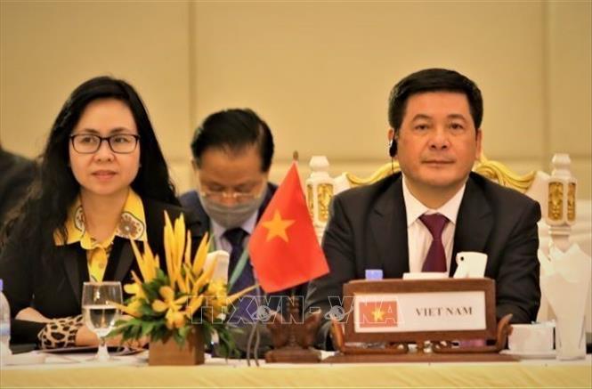Bộ trưởng Bộ Công Thương Nguyễn Hồng Diên (bên phải) dẫn đầu đoàn Việt Nam tham dự Hội nghị Bộ trưởng kinh tế ASEAN - Nga. Ảnh: Huỳnh Thảo/TTXVN