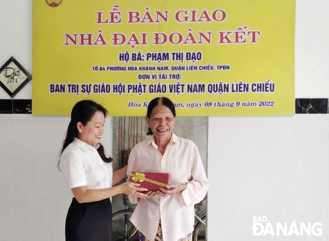 Chủ tịch Ủy ban MTTQ Việt Nam quận Liên Chiểu Phạm Thị Hồng Hạnh (bên trái) dự lễ bàn giao nhà đại đoàn kết cho hộ gia đình bà Phạm Thị Đạo, tháng 9-2022. Ảnh: HUỲNH LÊ