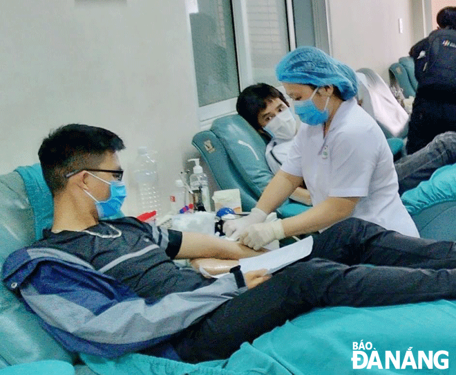 Volunteers of the Blue Morning Green Warm Blood Club to donate blood during a voluntary blood donation drive launched by the Da Nang Cancer Hospital. Photo: H.T.V