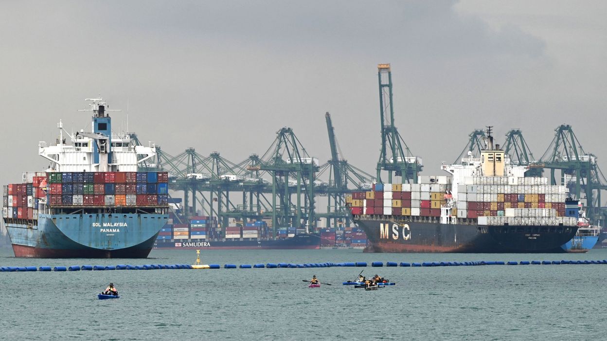 Tàu chở hàng Sol Malaysia hoạt động ở một cảng tại Đông Nam Á ngày 16-9. Tàu chở hàng này cắm cờ Panama và đã hoạt động 26 năm theo dữ liệu của trang Vesselfinder.com.  Ảnh: Rtbf.be