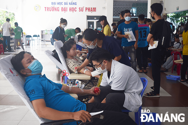 Người dân tham gia hiến máu tình nguyện tại Trường Đại học Sư phạm Đà Nẵng sáng 17-9.