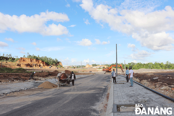 The infrastructure construction in the Cam Le IC is expected to be basically completed in October. Construction units are observed completing many work items at the Cam Le IC Photo: KHANH HOA. 